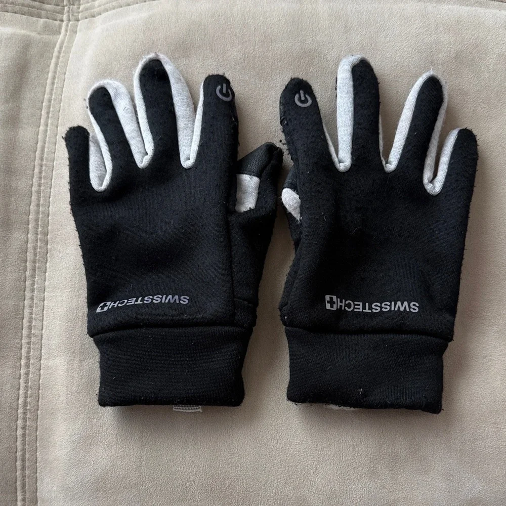 Swiss Tech Black and White Touchscreen Gloves